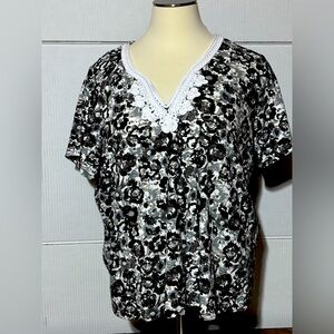 Woman Within 26/28 Floral Black, gray  & White Women's Top Pretty trim at neck